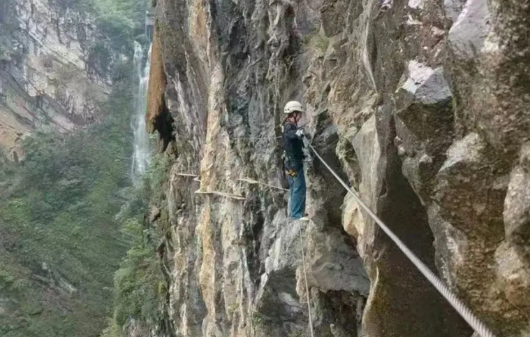 悬崖秋千坠亡女孩 落地后苦等担架半小时